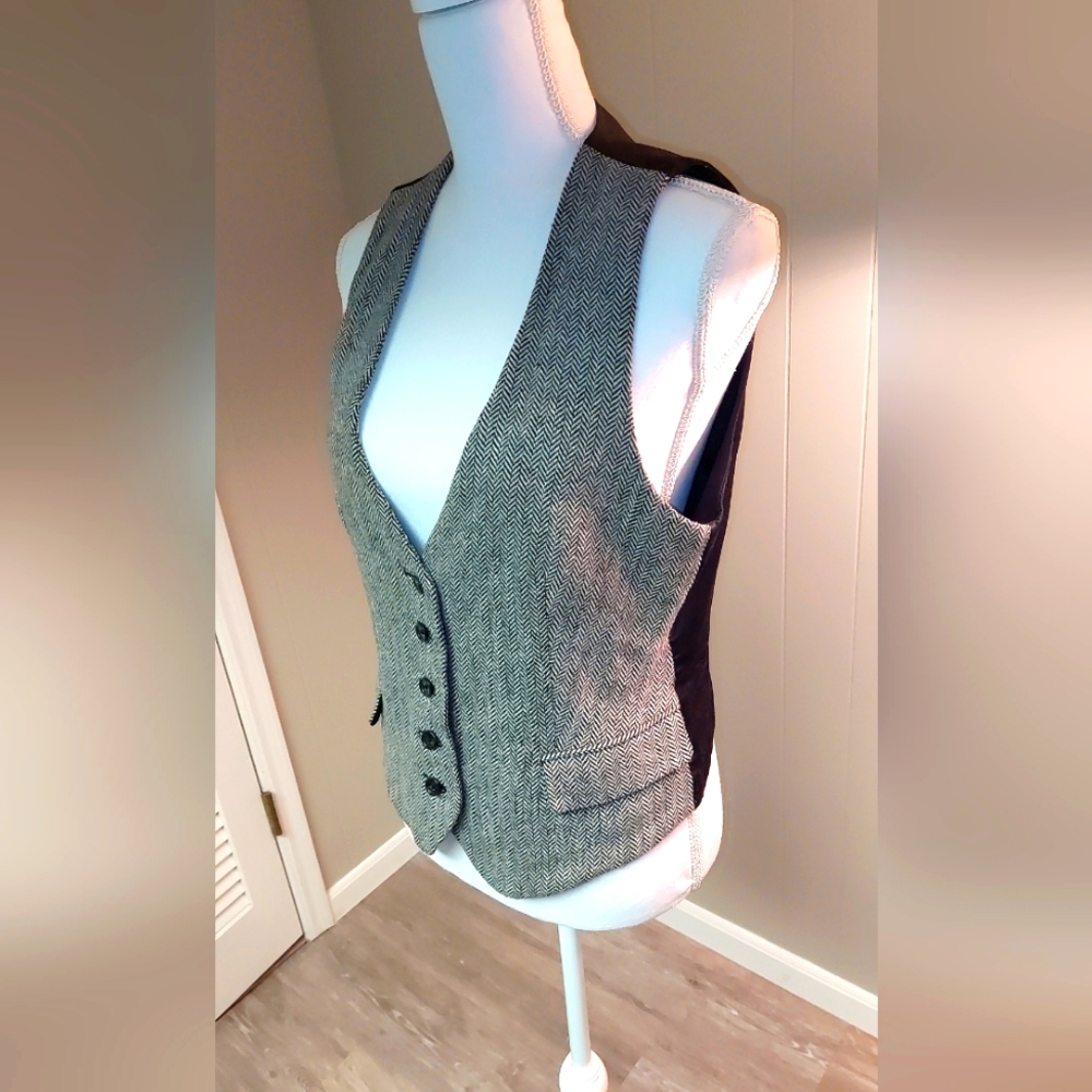 Hounds tooth style button up vest